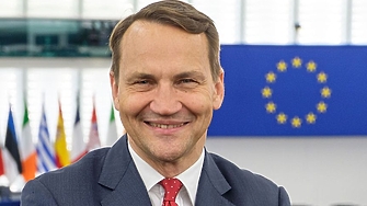 Радослав Шикорски е полски политолог  журналист и политик от партията Гражданска платформа министър на отбраната 2005 – 2007