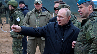 Руският президент Владимир Путин крепи властта си върху съперничества които