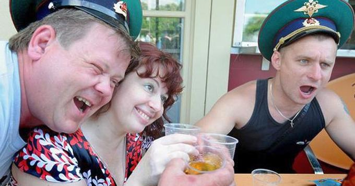 Анна Гин е журналистка и писателка, живее в украинския град Харкив.