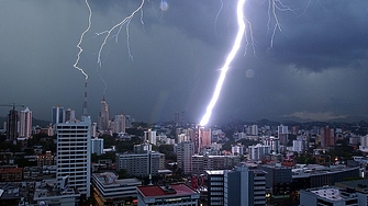 Използването на лазери за отклоняване на опасни мълнии може да звучи