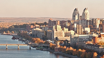 Анна Гин е журналистка и писателка живее в украинския град Харкив