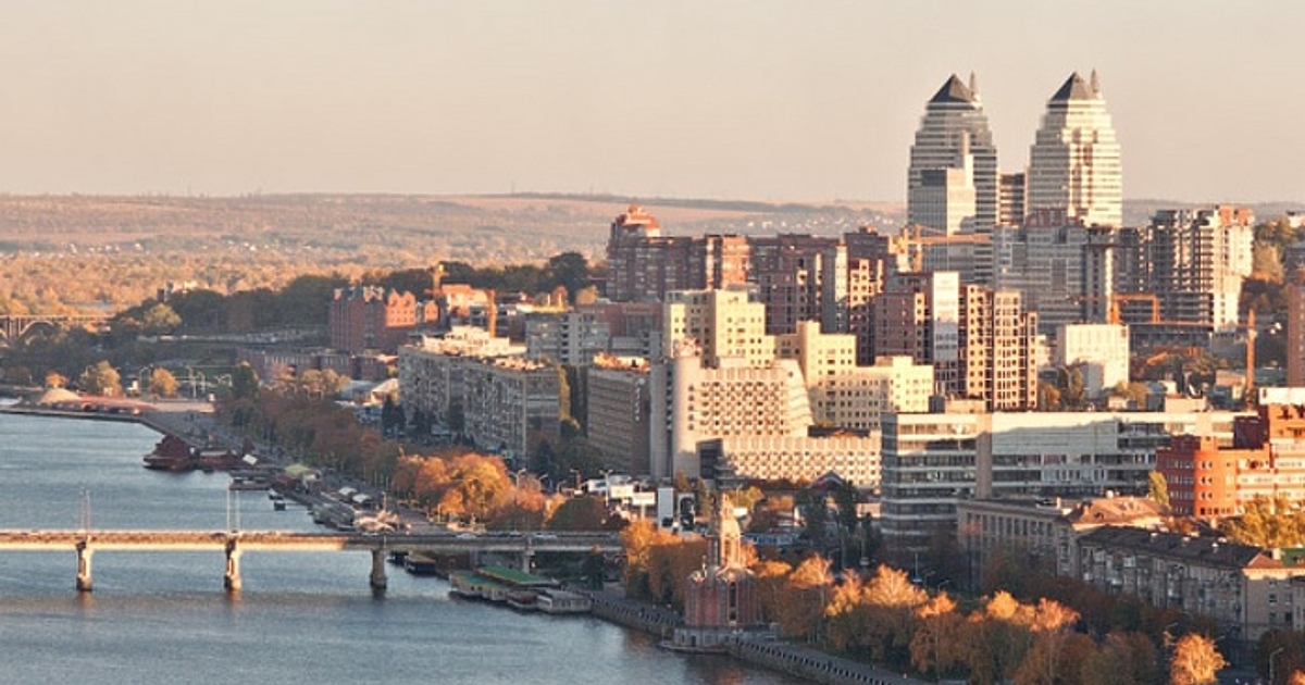 Анна Гин е журналистка и писателка, живее в украинския град Харкив*,