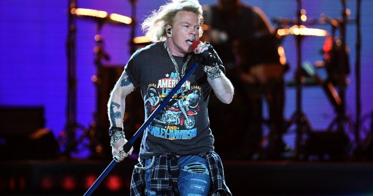 Вокалистът на Guns`n Roses Аксел Роуз изпълни сам хита на