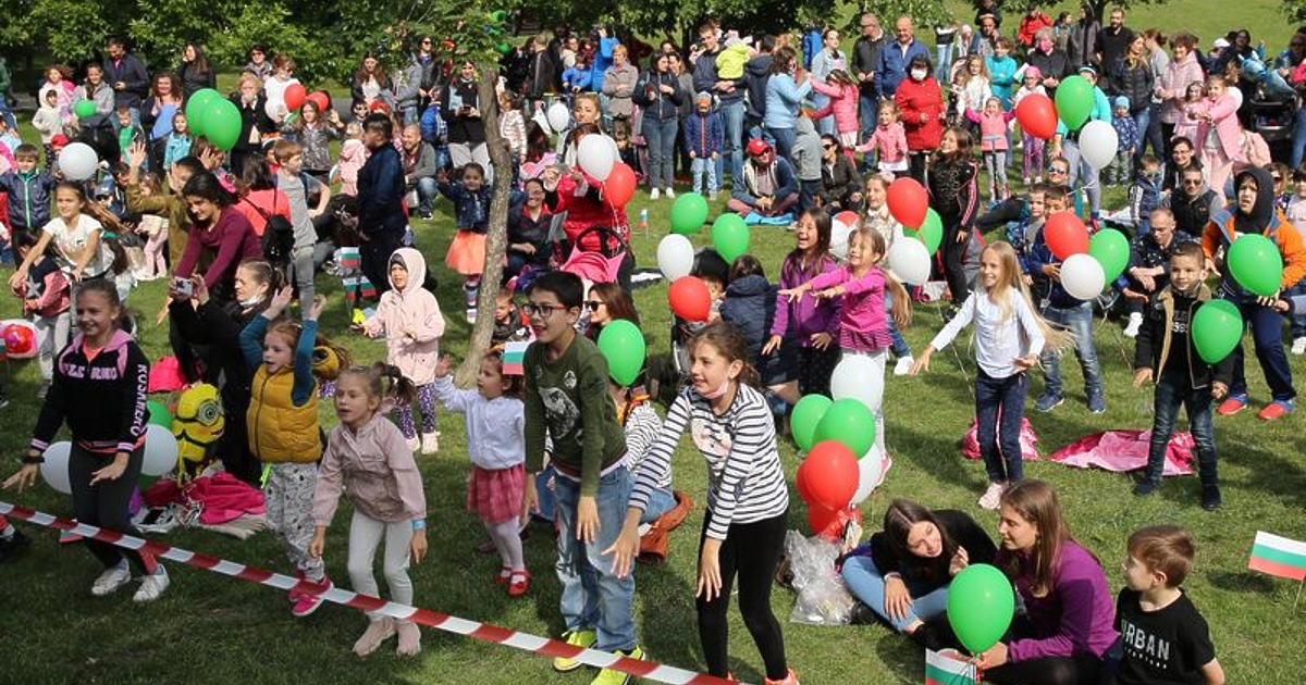 Българите гледат с носталгия към миналото, но и с надежда,
