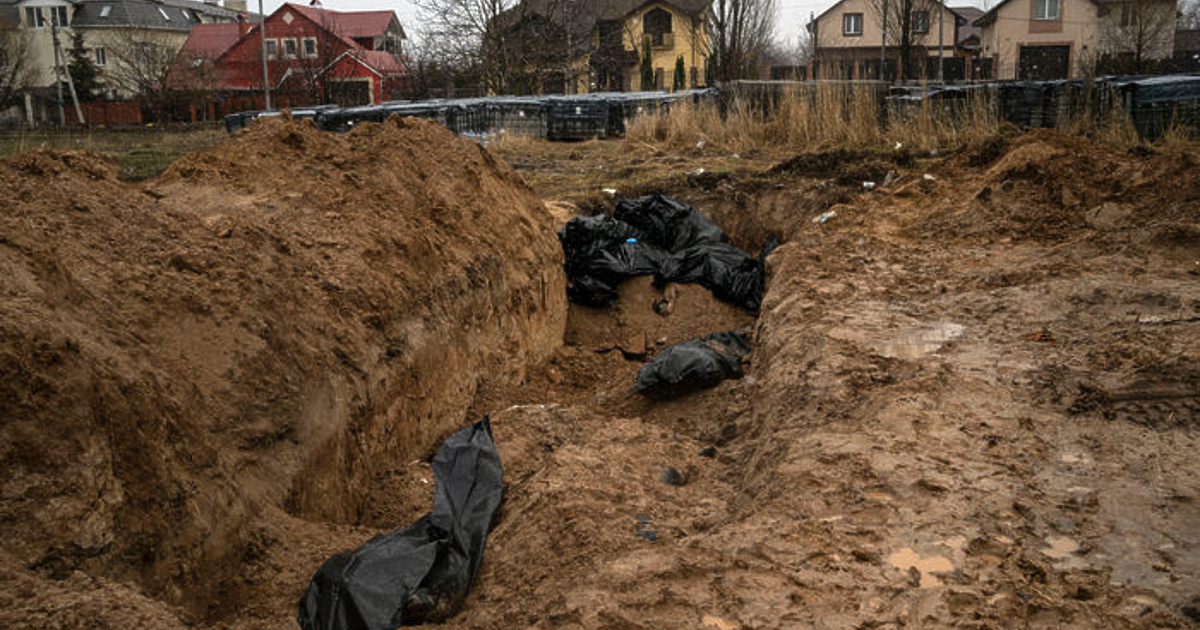 Анна Гин е журналистка и писателка, живее в украинския град Харкив.