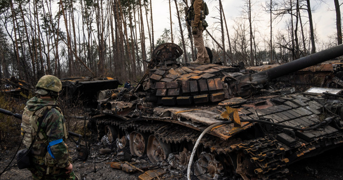 Анна Гин е журналистка и писателка, живее в украинския град Харкив*,
