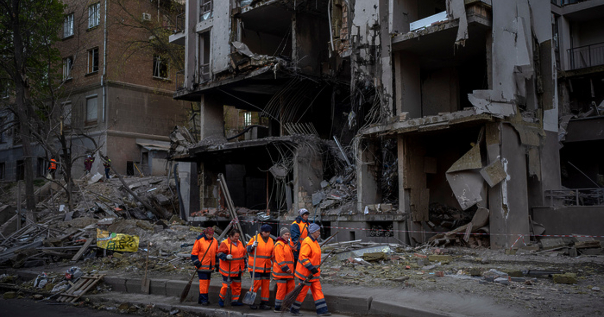 Анна Гин е журналистка и писателка, живее в украинския град Харкив.