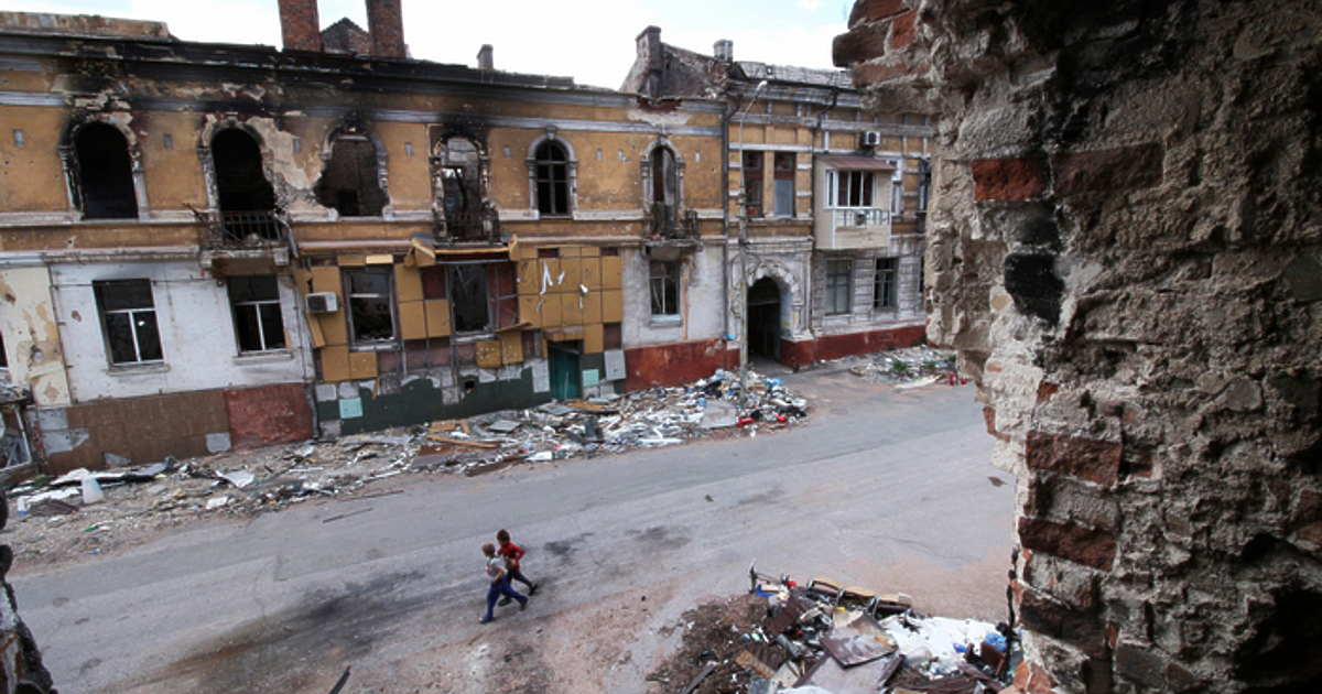 Анна Гин е журналистка и писателка, живее в украинския град Харкив.