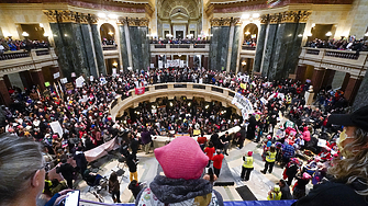 Хиляди привърженици на правото на аборт се събраха в неделя