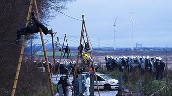 Полицията е започнала да разчиства селото Люцерат в района на