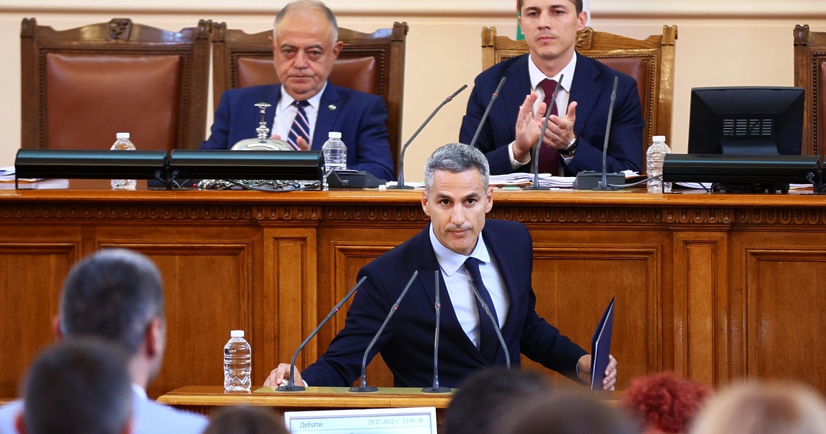 Президентът връчва третия мандат се превърна в сюжет за гоблен.Така