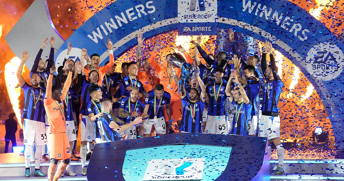 Интер натупа големия си градски съперник Милан с 3:0 и за