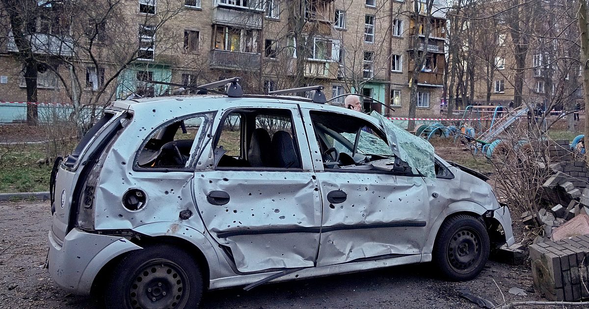 Анна Гин е журналистка и писателка, живее в украинския град Харкив*,