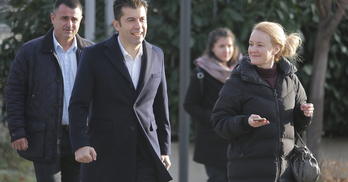 С атака срещу съдийката и искане за отвода й. Така