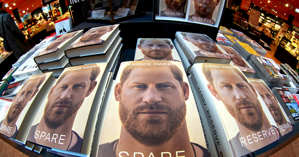 Предизвикалите полемика мемоари на принц Хари станаха най-бързо продаващата се