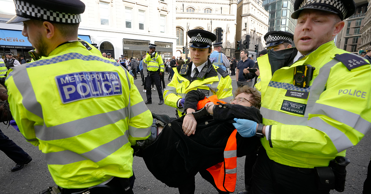 Стотици служители на лондонската полиция може да бъдат уволнени за