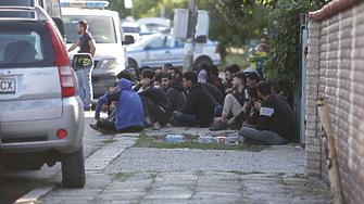 Арестуван е служител на МВР превозвал 31 мигранти в бус