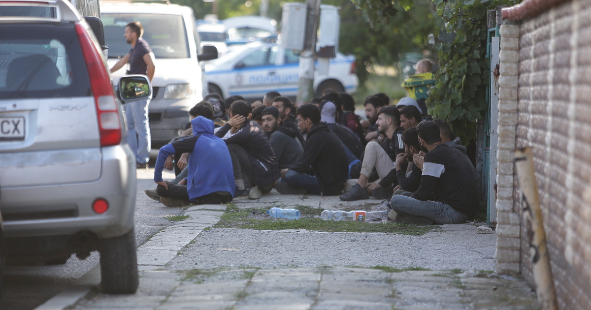 Арестуван е служител на МВР, превозвал 31 мигранти в бус.