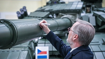 Чешкият премиер лично се подписа на танк, изпратен на Украйна