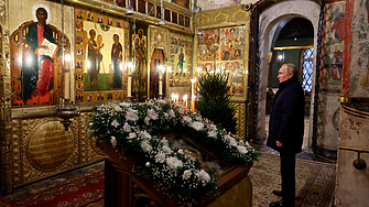 Путин сам на църковна служба за Коледа (ВИДЕО)