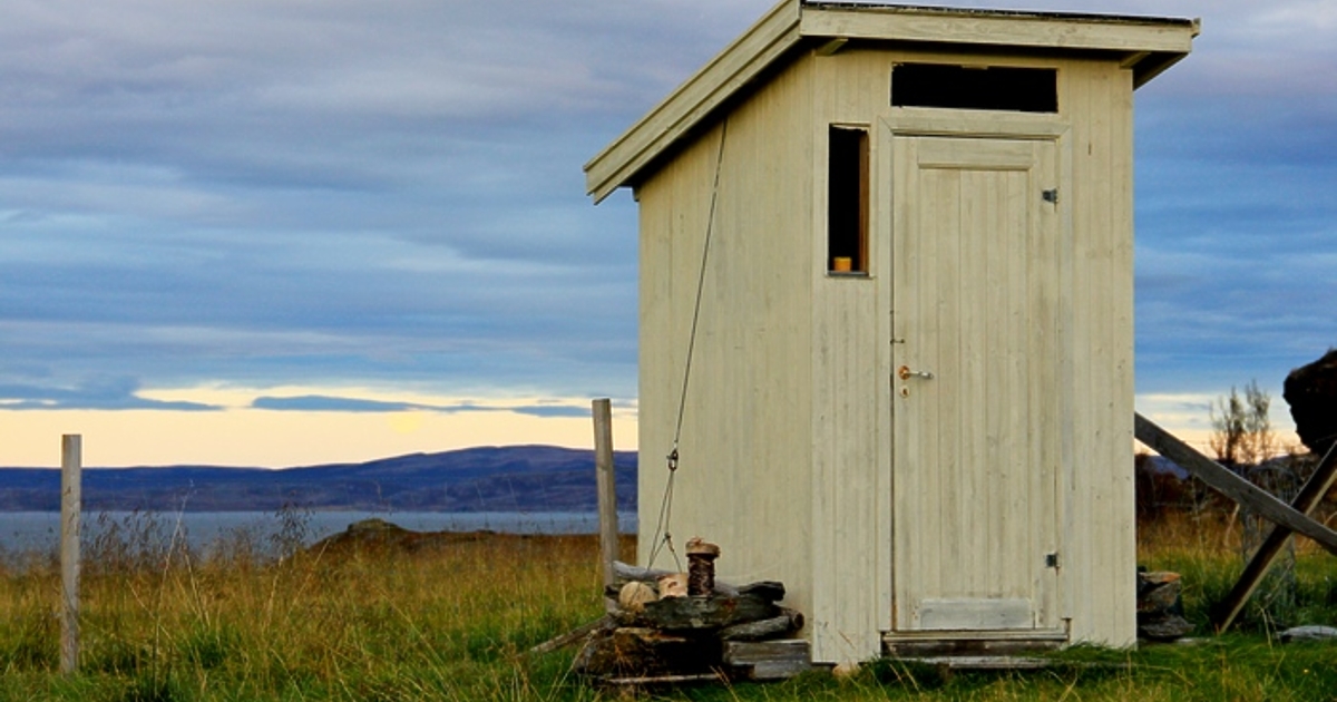 Анна Гин е журналистка и писателка, живее в украинския град Харкив.
