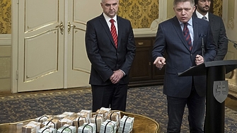 Словашките политици одобриха днес поправка в конституцията според която парламентът