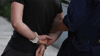 Полицай е бил задържан на работното си място в Горна