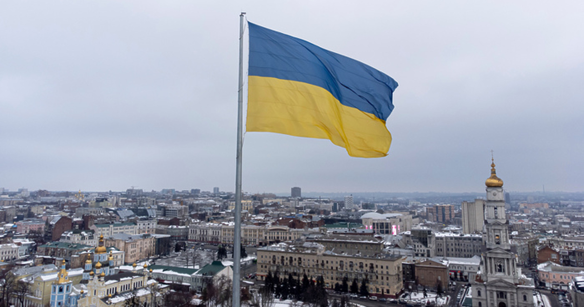 Анна Гин е журналистка и писателка, живее в украинския град Харкив.