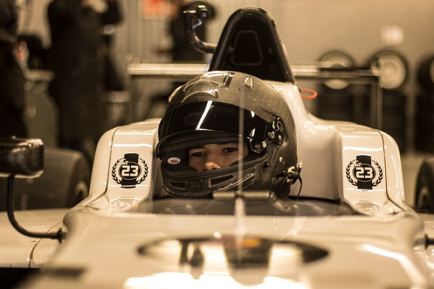 Младият ни пилот Никола Цолов е приет в академията на тим от Формула 1