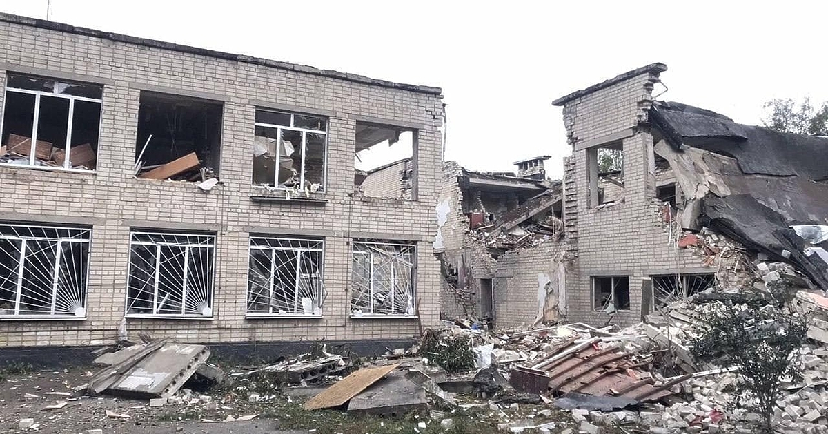 Анна Гин е журналистка и писателка, живее в украинския град Харкив.