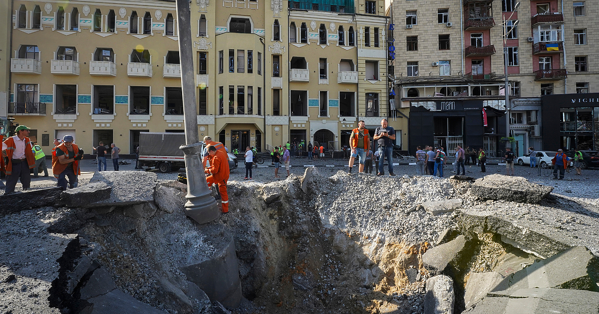 Анна Гин е журналистка и писателка, живее в украинския град Харкив.