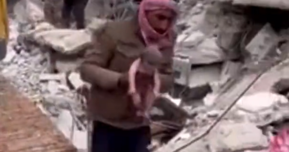 Бебе, за което се смята, че е родено под развалините