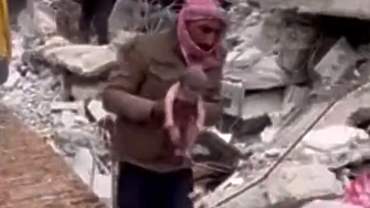 Бебе, родено под руините на дома си, бе спасено в Сирия (ВИДЕО)