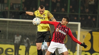 Подновяването на шампионата в Първа лига започна със спиране на