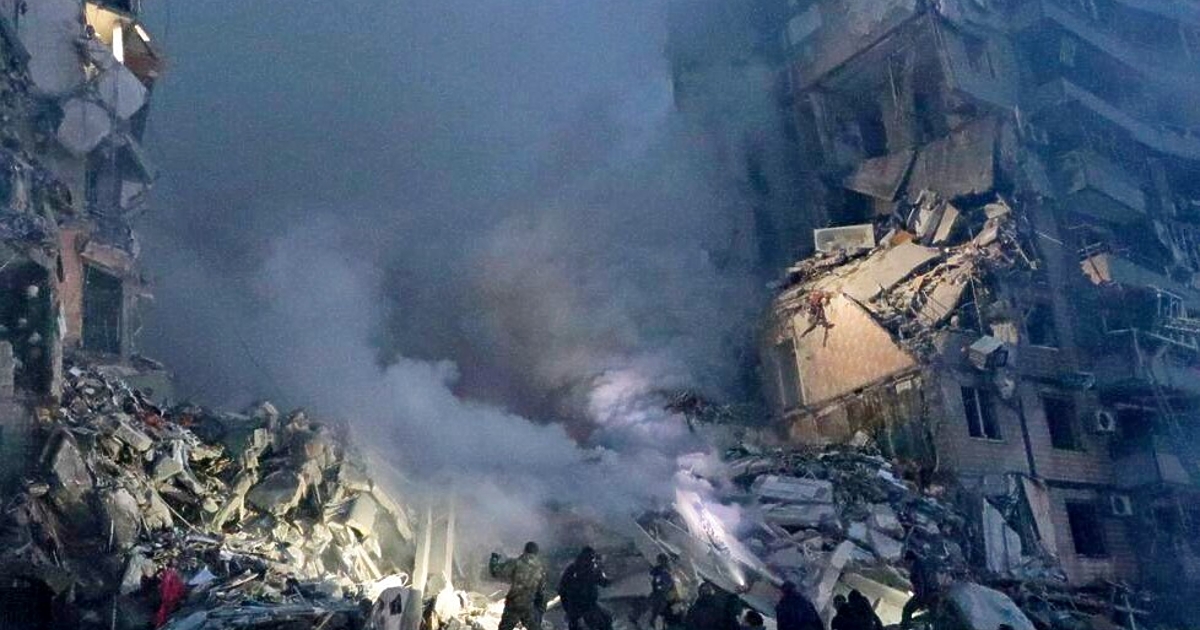 Анна Гин е журналистка и писателка, живее в украинския град Харкив.