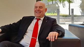 По любимия си напоследък маниер че всички са виновни