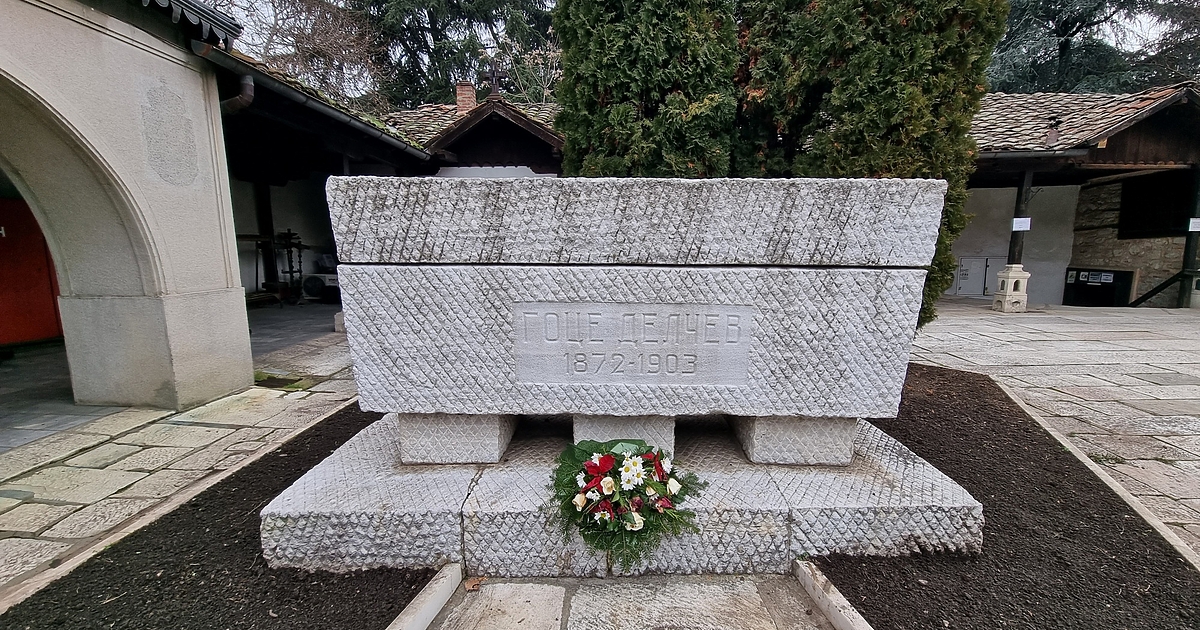 В двора на църквата Св. Спас в Скопие, където е