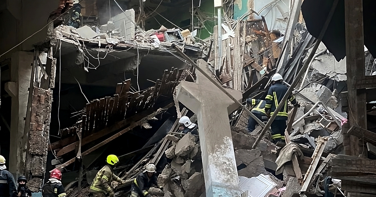 Анна Гин е журналистка и писателка, живее в украинския град Харкив.