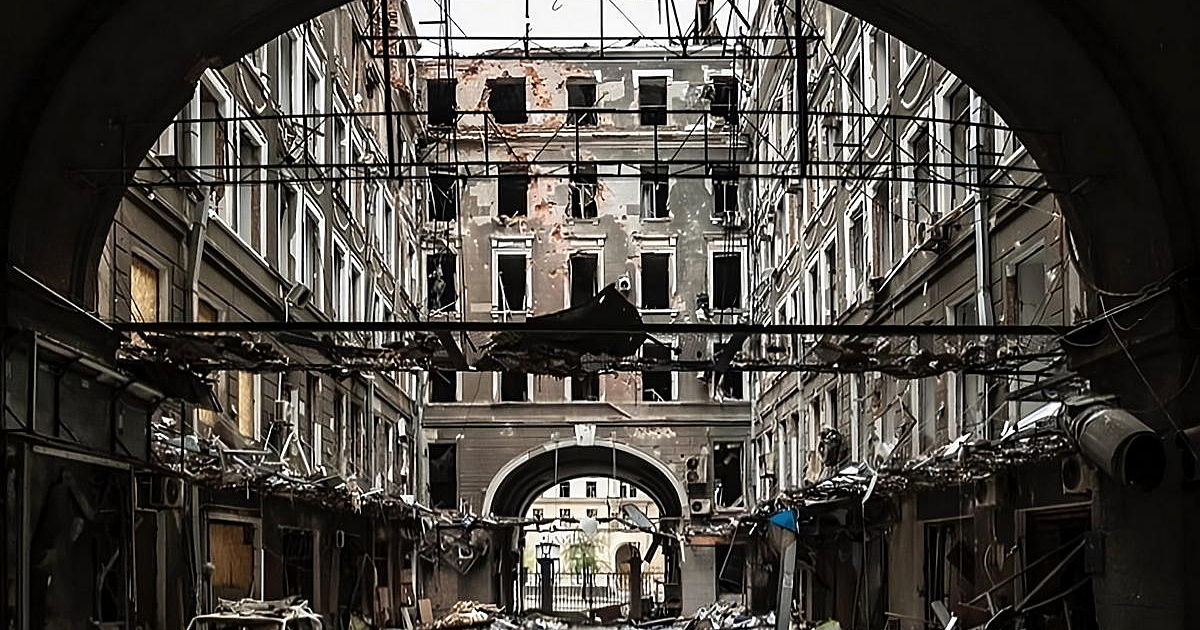 Анна Гин е журналистка и писателка, живее в украинския град Харкив.