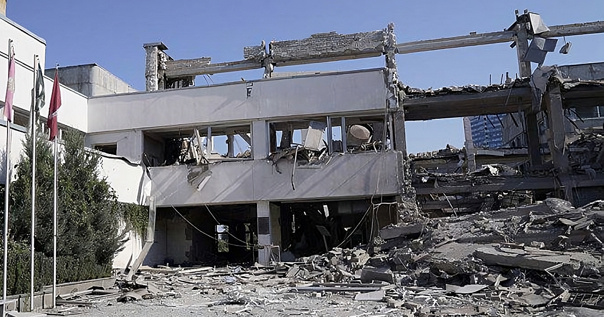 Анна Гин е журналистка и писателка, живее в украинския град Харкив.