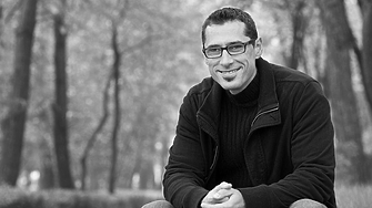 Дългогодишен тормоз заплахи бой размахване на пистолет с това