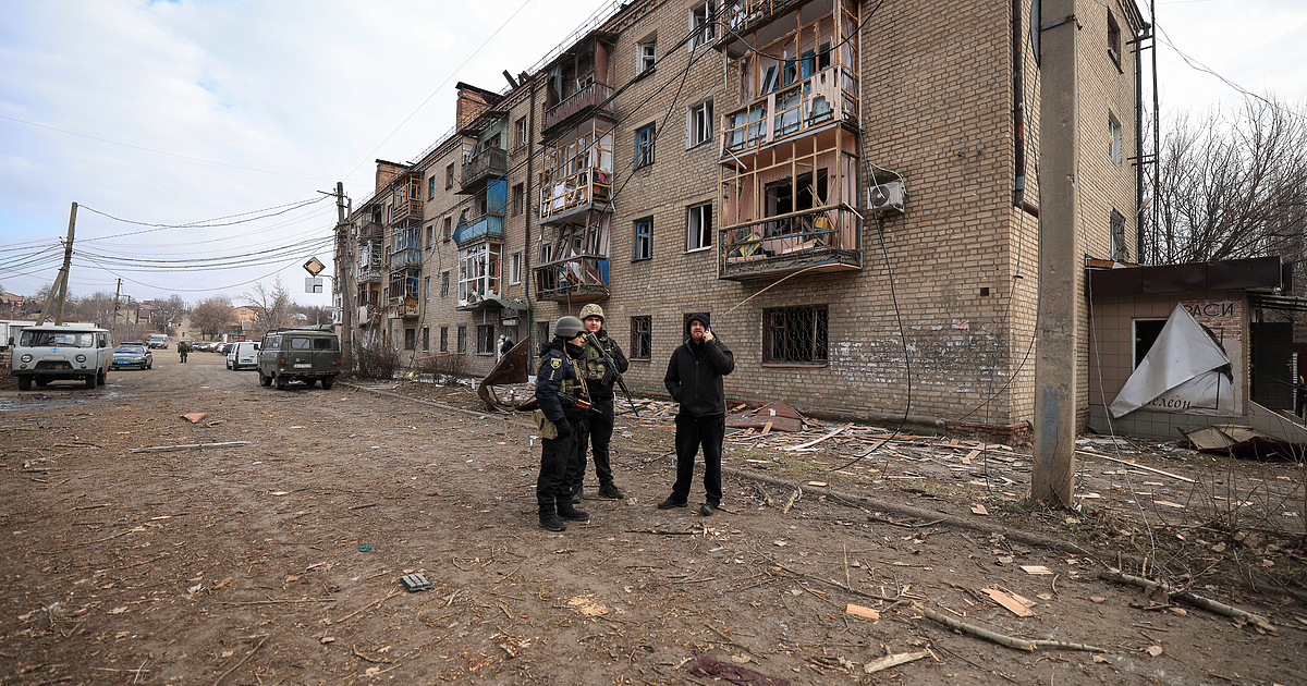 Трима души са загинали и поне още двама души са