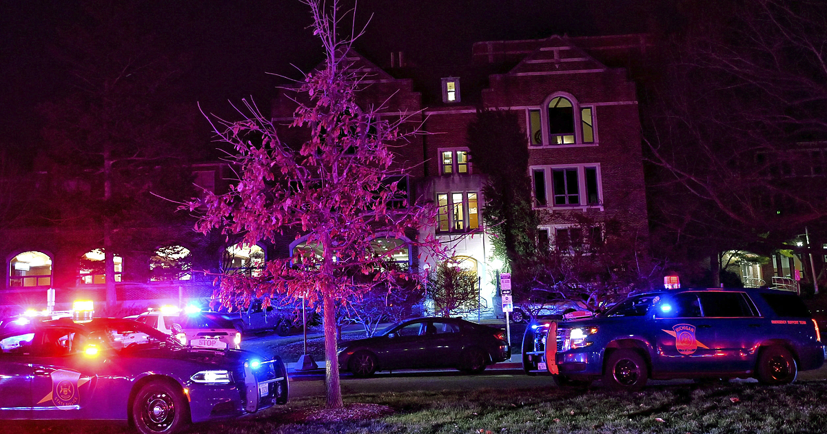 Трима души бяха убити и петима ранени от мъж, открил