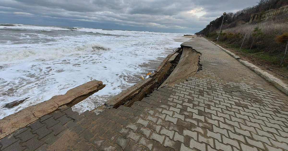 Компрометиран е участък от крайбрежната алея в Обзор, съобщават от