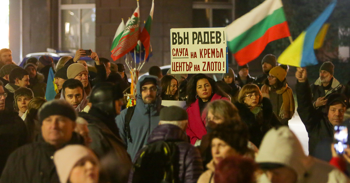 Протестиращи граждани се събраха пред президентството тази вечер въпреки студа
