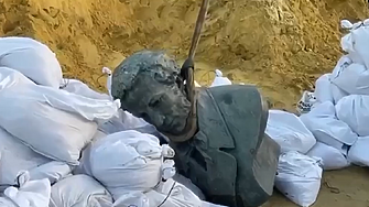 Анна Гин е журналистка и писателка живее в украинския град Харкив