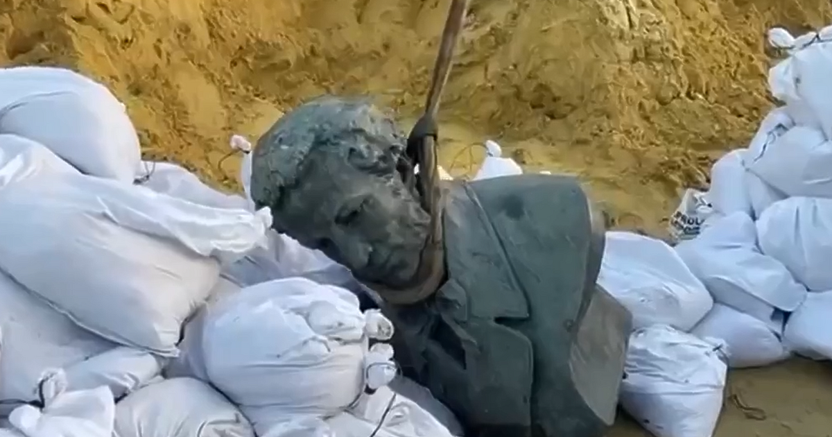 Анна Гин е журналистка и писателка, живее в украинския град Харкив.