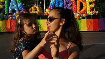 Детето на две майки известно като бебе Сара осава без