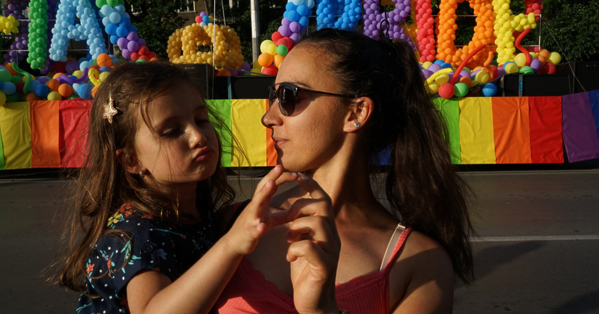 Детето на две майки, известно като бебе Сара, осава без