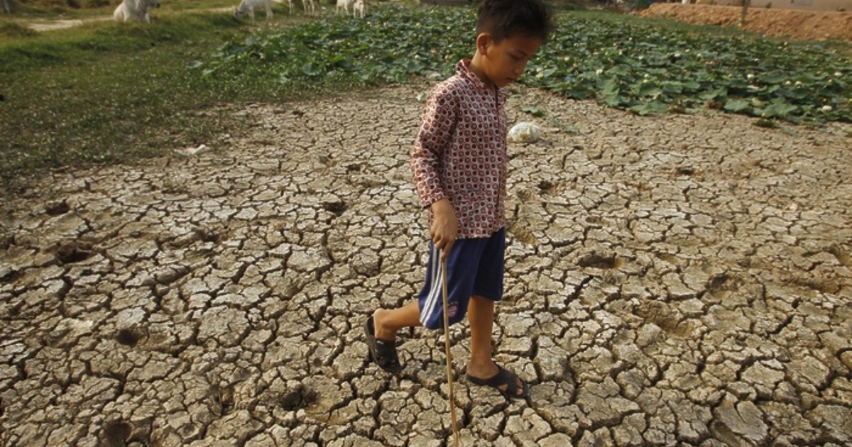 Притиснати от тройния удар от нарастващи дългове, изменение на климата